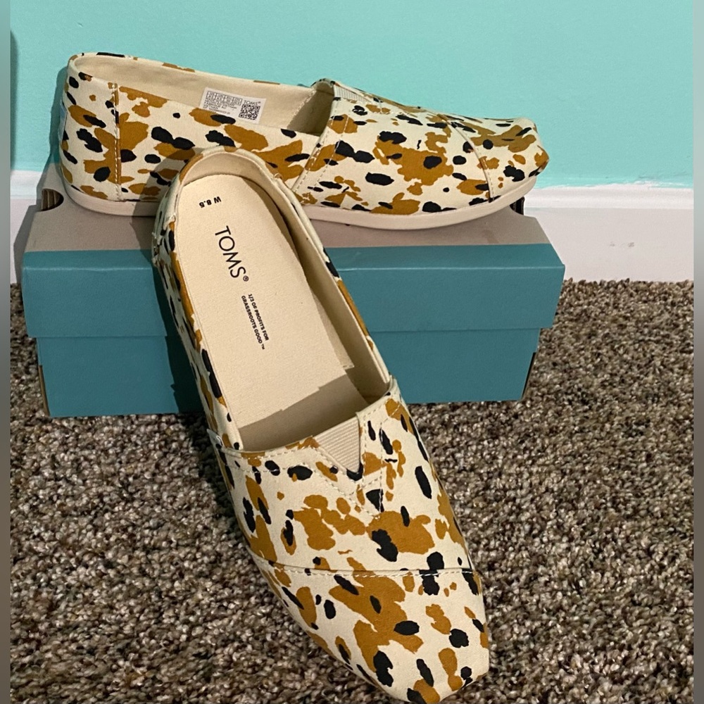 Tom’s Buckthorn Brown Abstract Cow, size 8.5 women’s NEVER WORN